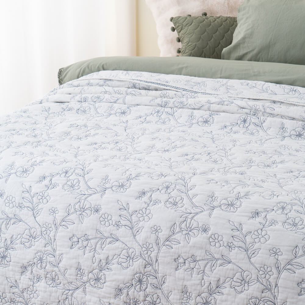 Customized 100 Cotton Flower Design Embroidered Bedspread Quilt Sets Reversible 2