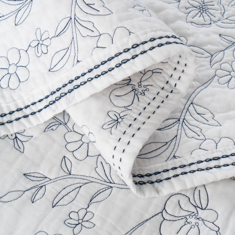Customized 100 Cotton Flower Design Embroidered Bedspread Quilt Sets Reversible 4