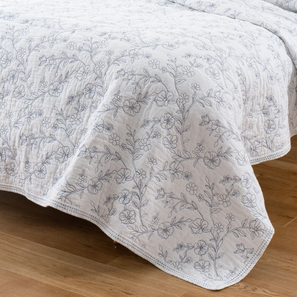 Customized 100 Cotton Flower Design Embroidered Bedspread Quilt Sets Reversible