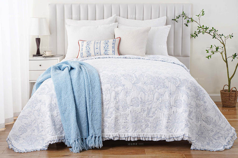 Ruffle Bedspread 1